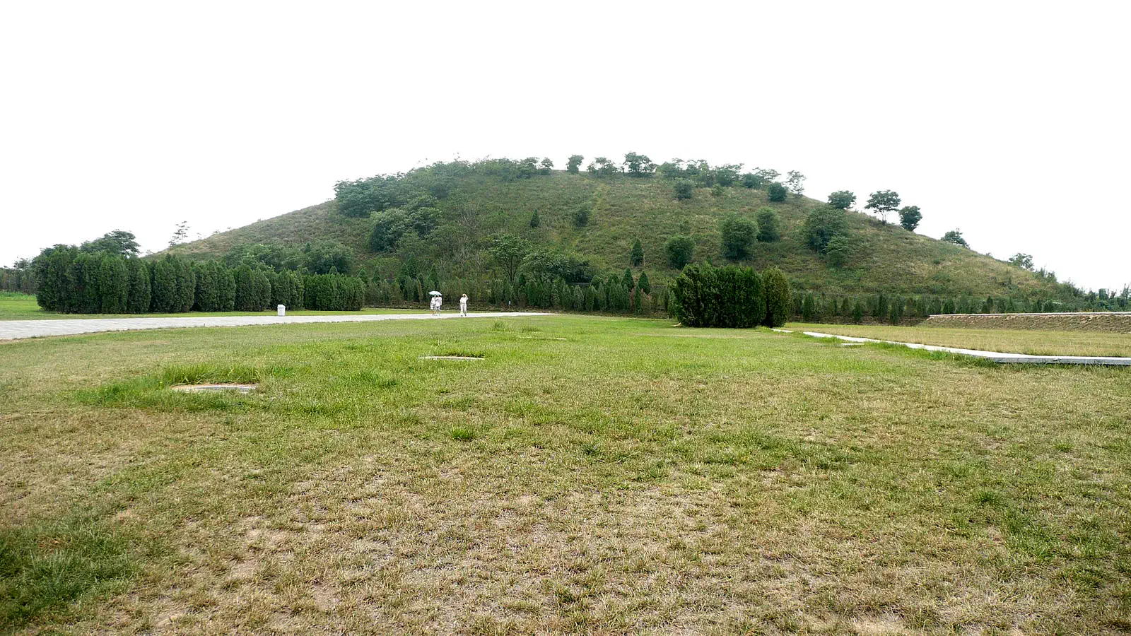 Han Yang Ling Mausoleum: grassy burial mound surrounded by open lawn