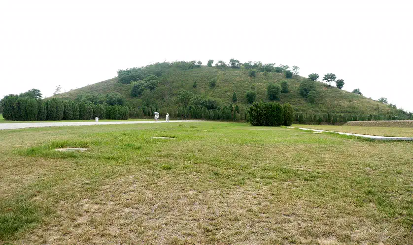 Han Yang Ling Mausoleum: grassy burial mound surrounded by open lawn