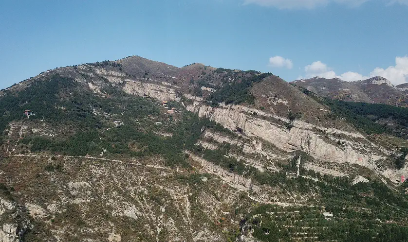 Mount Heng (Shanxi): steep rock strata and scrub-covered slopes of the mountain ridge