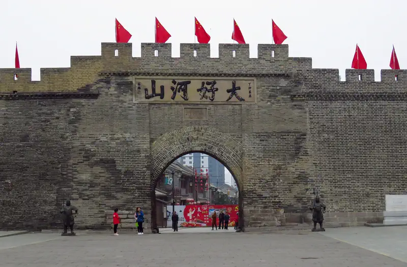 Zhangjiakou: the Dajingmen gate in the Great Wall, topped with red flags